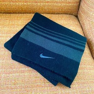 Black men’s Nike scarf gently used